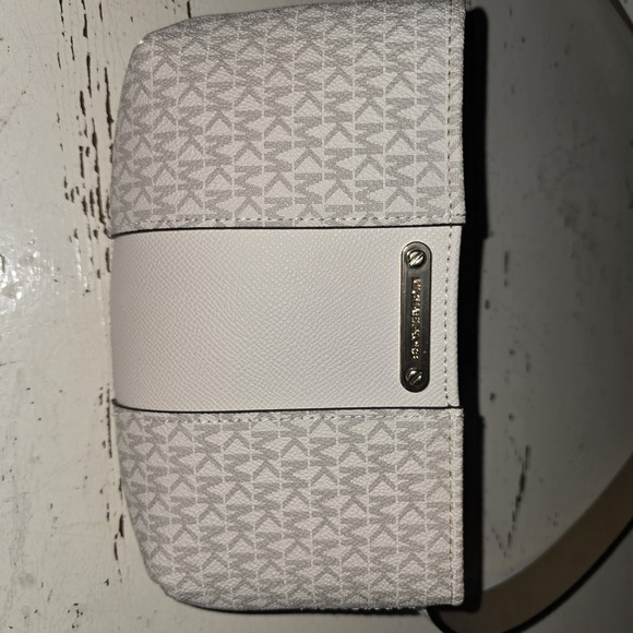 Michael Kors Handbags - Michael Kors ~ L/XL Fanny Pack Off White & gray With Gold Hardware - NEW